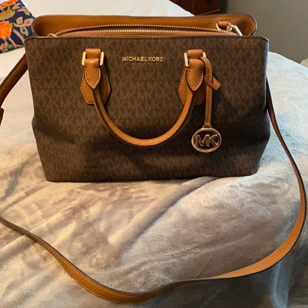 Michael Kors purse with removable strap. Excellent Condition.